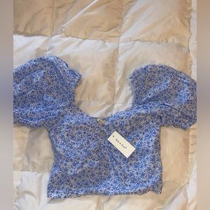 NWT blue floral puff sleeve crop top. Perfect for the spring/summer!